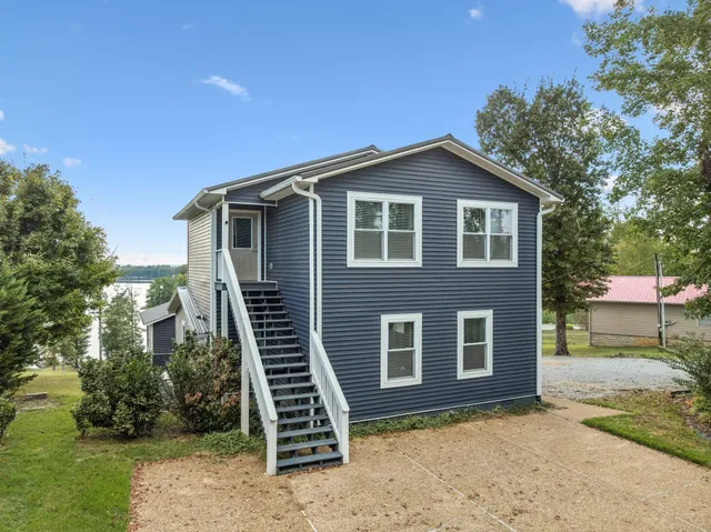 $899,999 | 824 Driftwood Drive, Lobelville, TN 37097