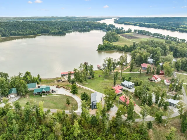 $899,999 | 824 Driftwood Drive, Lobelville, TN 37097