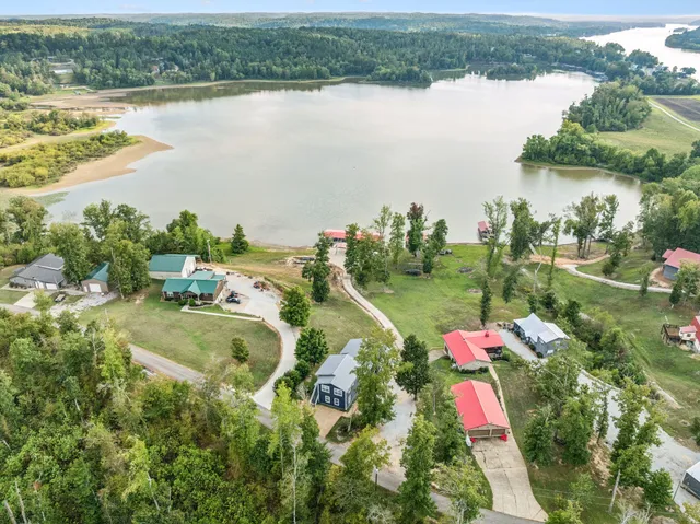 $899,999 | 824 Driftwood Drive, Lobelville, TN 37097