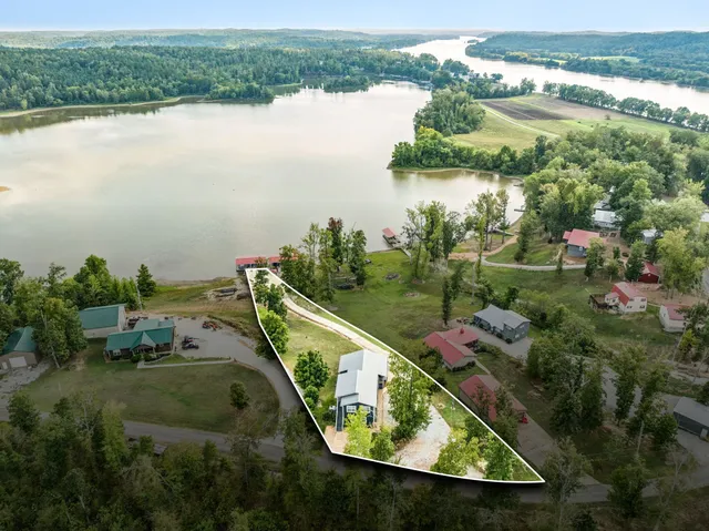 $899,999 | 824 Driftwood Drive, Lobelville, TN 37097