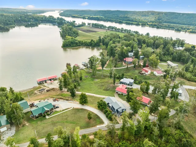$899,999 | 824 Driftwood Drive, Lobelville, TN 37097