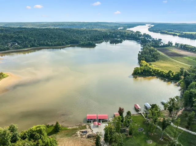 $899,999 | 824 Driftwood Drive, Lobelville, TN 37097