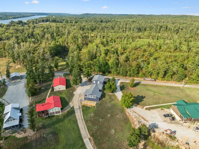 $899,999 | 824 Driftwood Drive, Lobelville, TN 37097