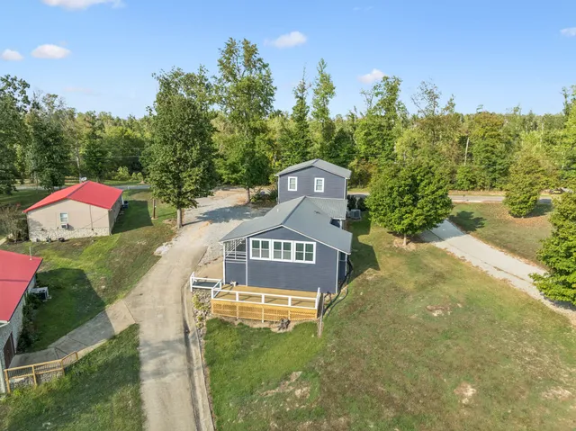 $899,999 | 824 Driftwood Drive, Lobelville, TN 37097