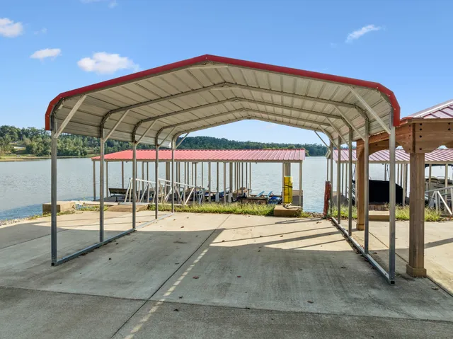 $899,999 | 824 Driftwood Drive, Lobelville, TN 37097