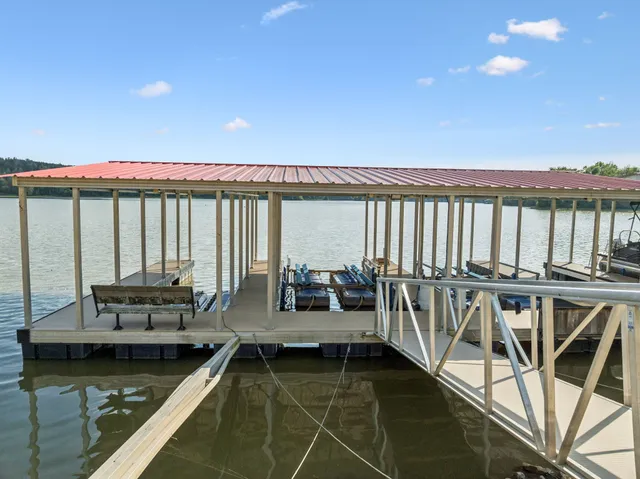 $899,999 | 824 Driftwood Drive, Lobelville, TN 37097