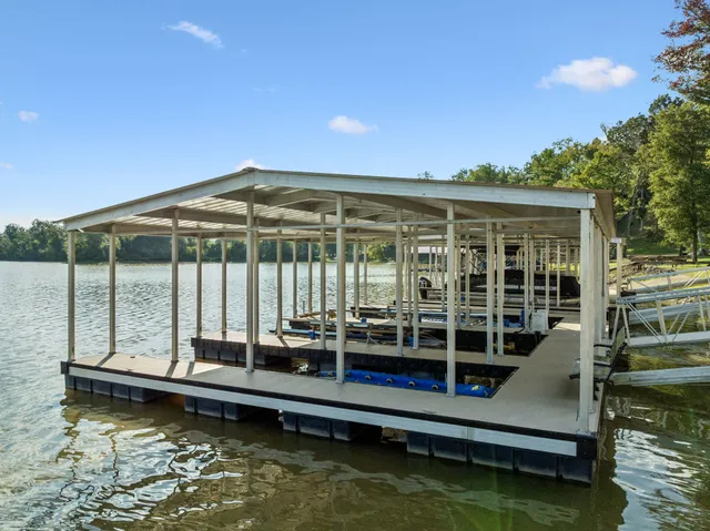 $899,999 | 824 Driftwood Drive, Lobelville, TN 37097