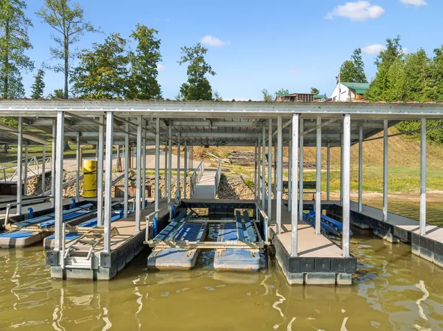 $899,999 | 824 Driftwood Drive, Lobelville, TN 37097