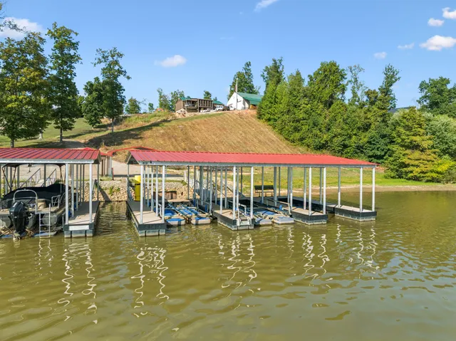 $899,999 | 824 Driftwood Drive, Lobelville, TN 37097