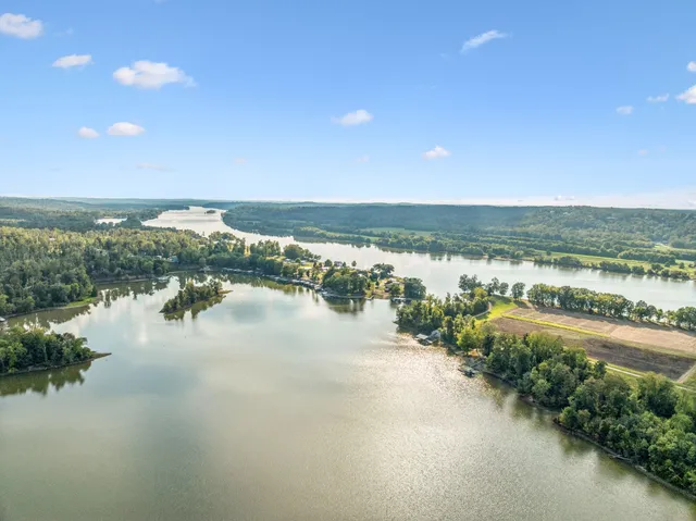 $899,999 | 824 Driftwood Drive, Lobelville, TN 37097