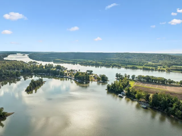 $899,999 | 824 Driftwood Drive, Lobelville, TN 37097