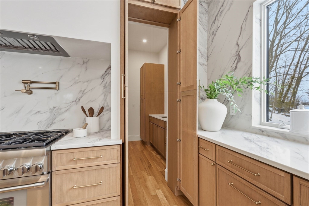 60 R Lynnbrook Road Lynnfield, MA 01940 - Photo 5 of 38