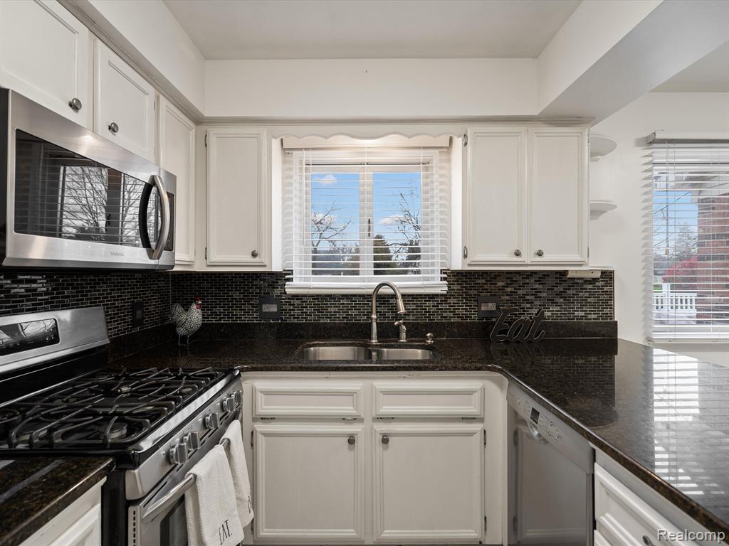 305 Torrent Court Rochester Hills, MI 48307 - Photo 14 of 36