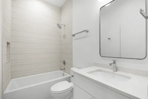 $3,800 | 1331 West Taylor Street, Unit 2W, Chicago, IL 60607