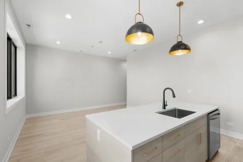 $3,800 | 1331 West Taylor Street, Unit 2W, Chicago, IL 60607