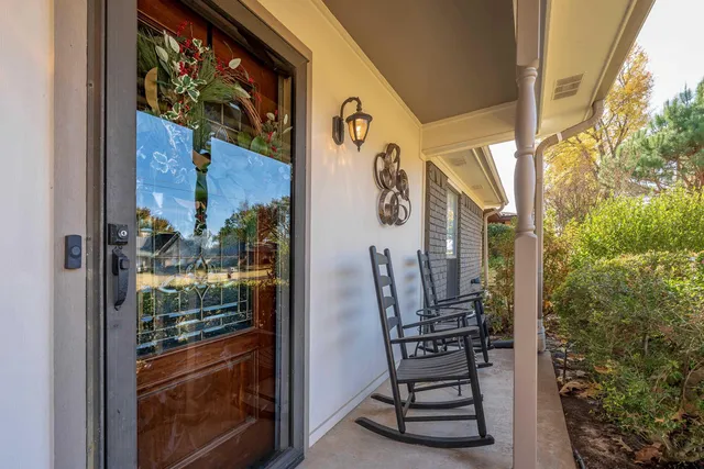 a view of entryway front of house