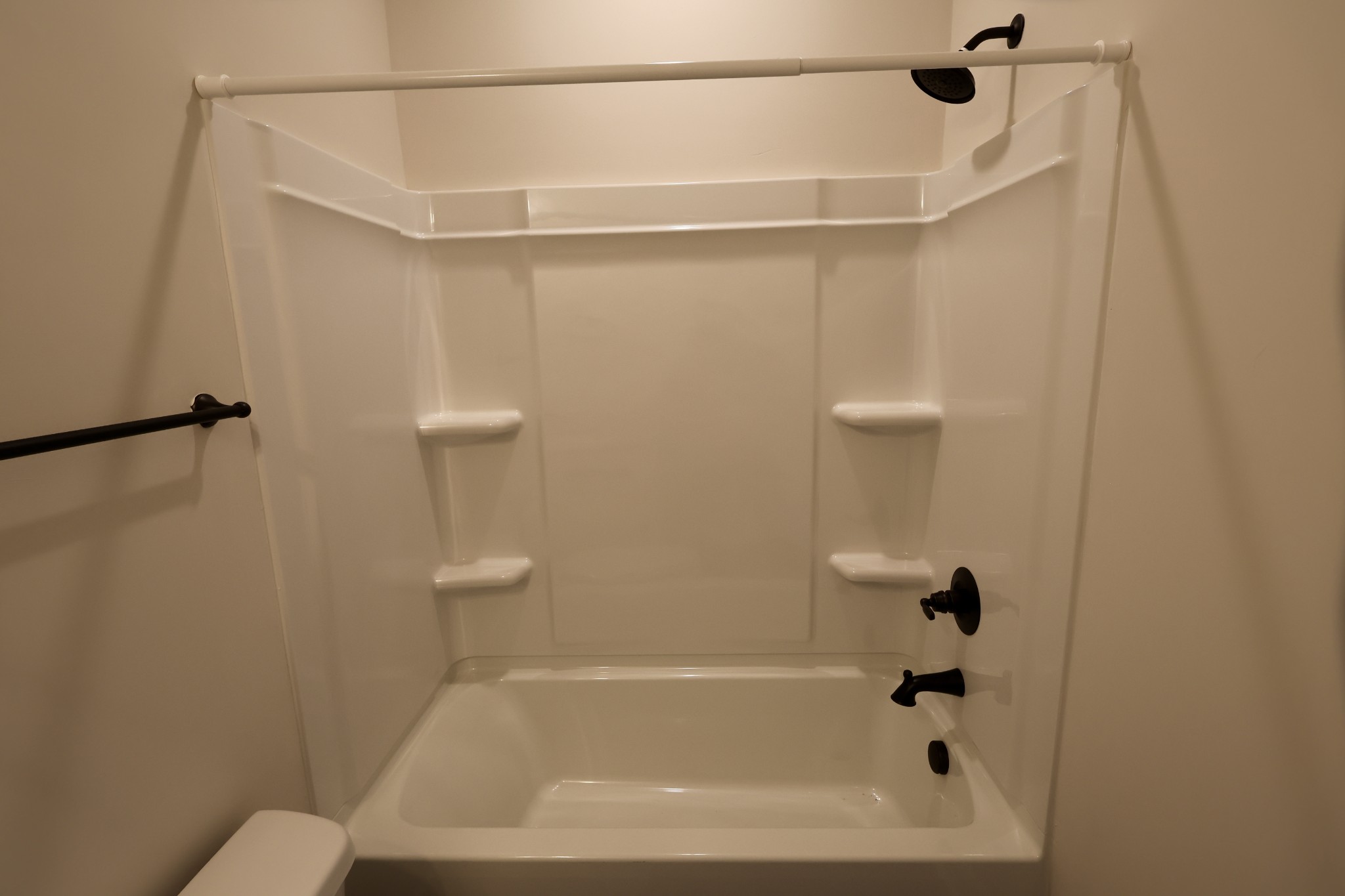 500 Peachers Mill Road, Unit B2 Clarksville, TN 37042 - Photo 27 of 33 a bathroom with a bathtub