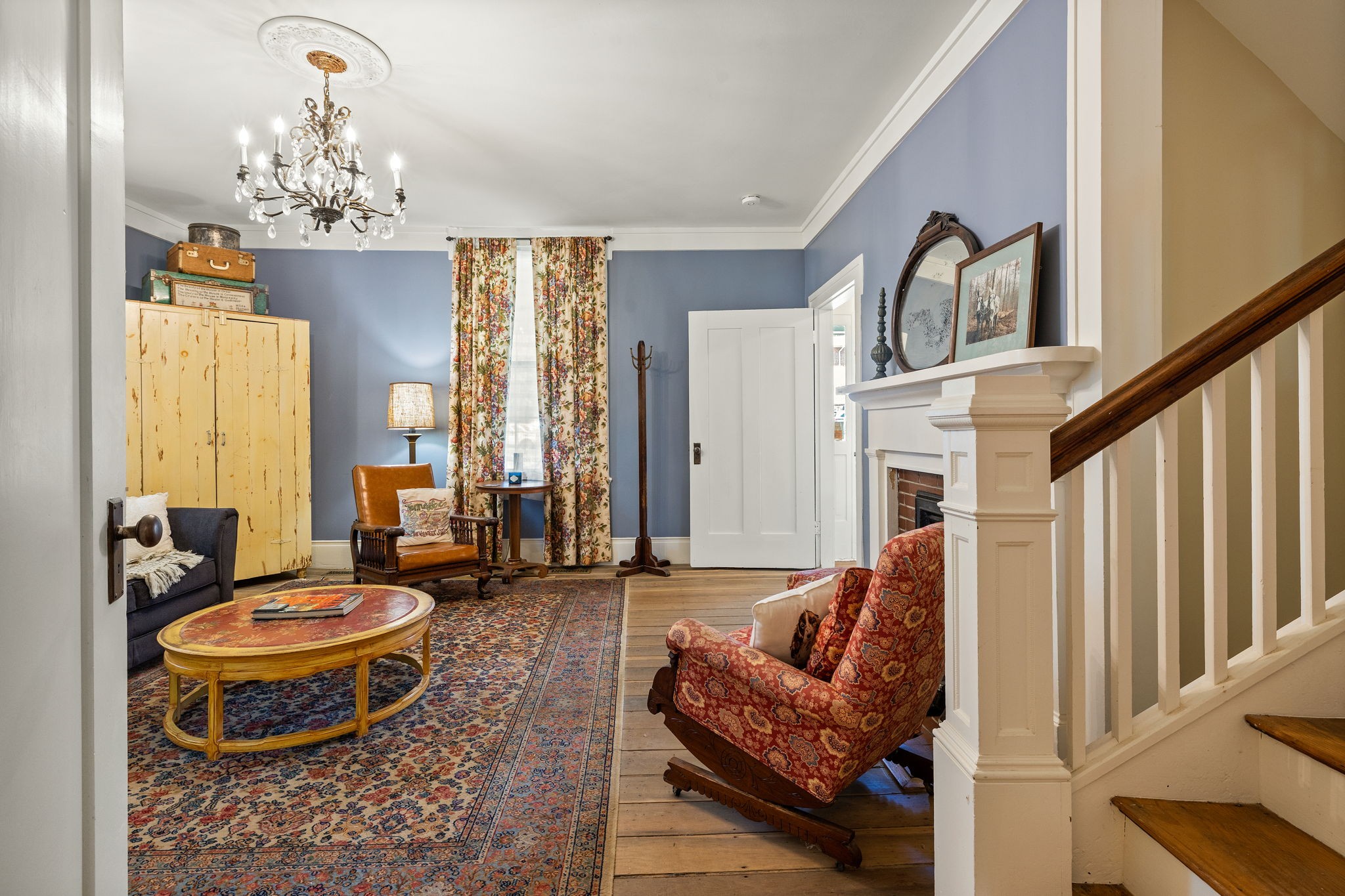 415 West 9th Street Columbia, TN 38401 - Photo 25 of 70 a living room with furniture chandelier and a chandelier