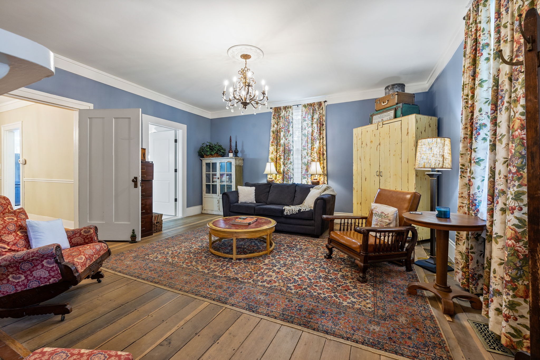 415 West 9th Street Columbia, TN 38401 - Photo 27 of 70 a living room with furniture and a chandelier
