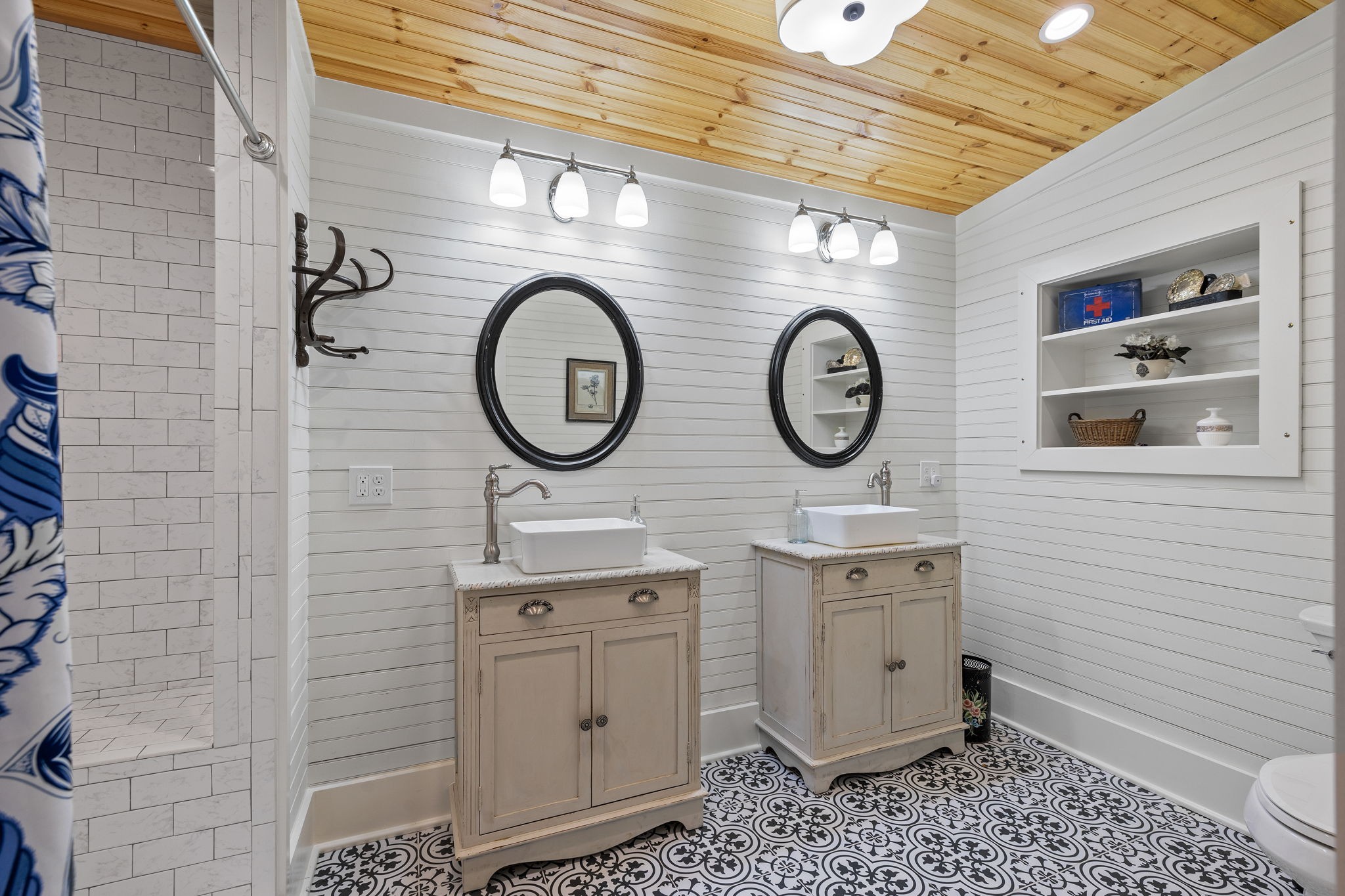 415 West 9th Street Columbia, TN 38401 - Photo 49 of 70 a bathroom with a toilet and a sink
