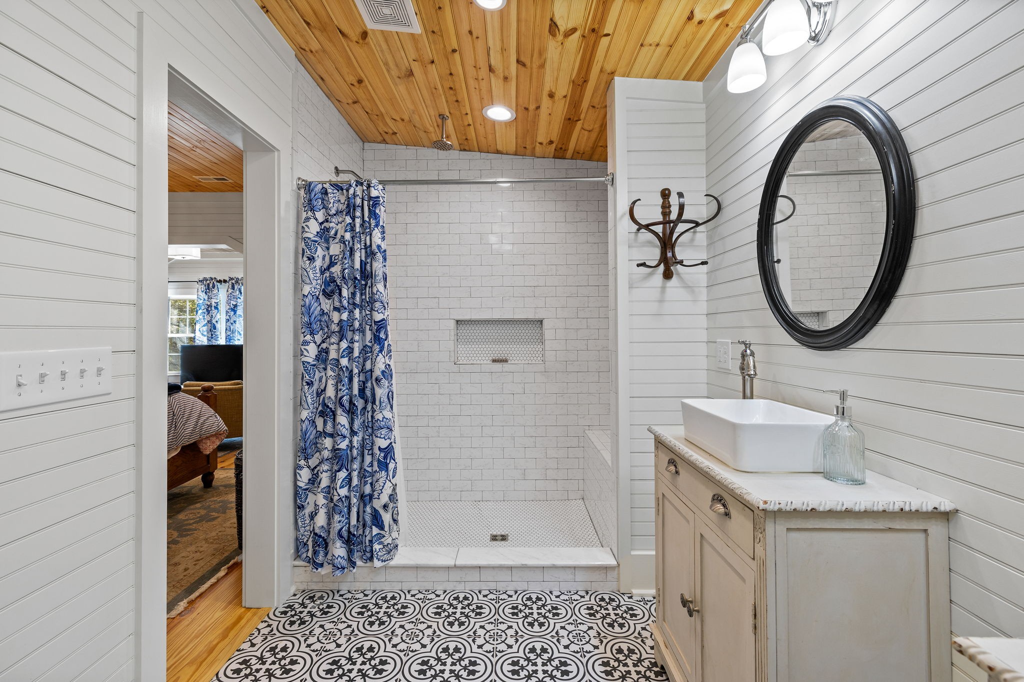 415 West 9th Street Columbia, TN 38401 - Photo 50 of 70 a bathroom with a sink a toilet and shower