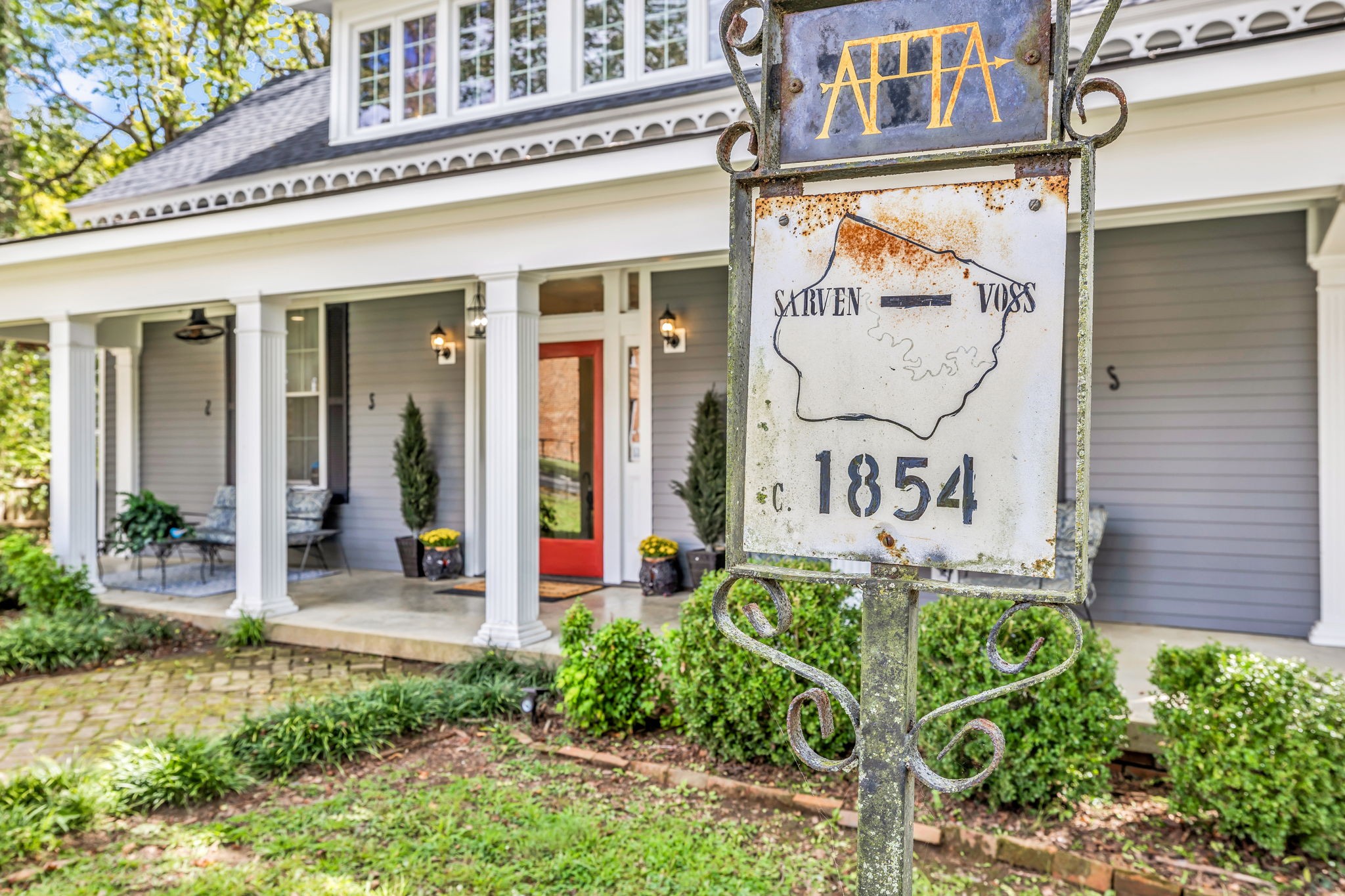 415 West 9th Street Columbia, TN 38401 - Photo 5 of 70 a front view of a building with garden