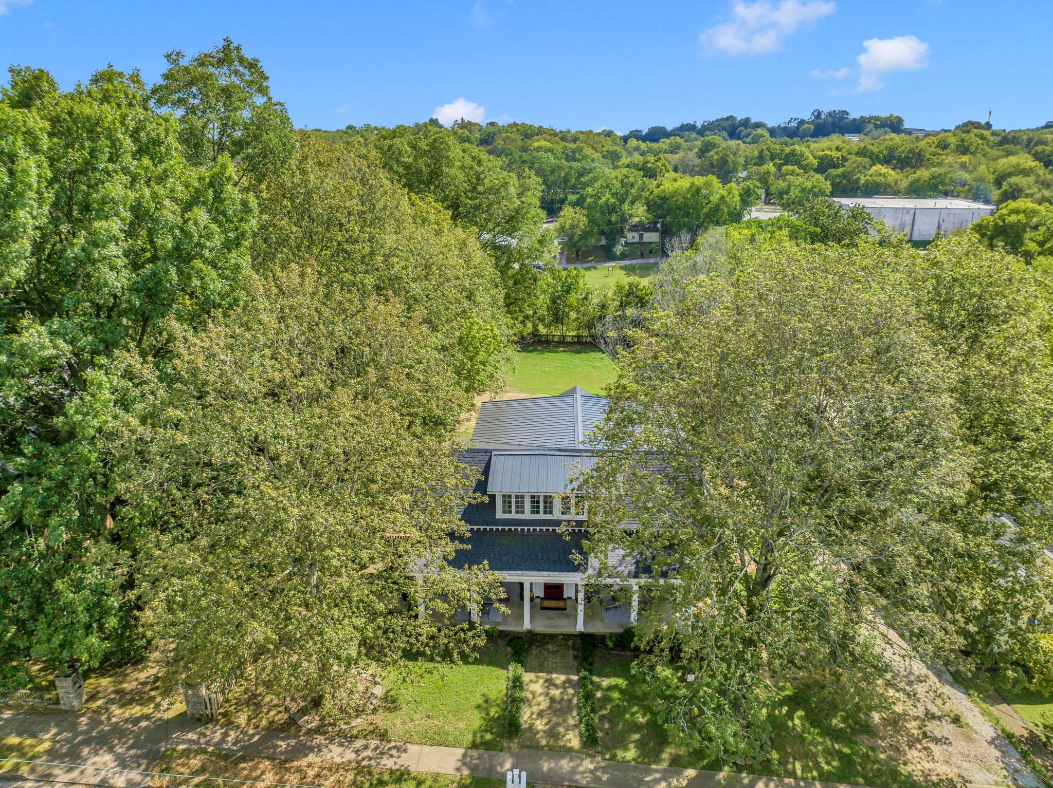 415 West 9th Street Columbia, TN 38401 - Photo 64 of 70 a view of a garden with a building