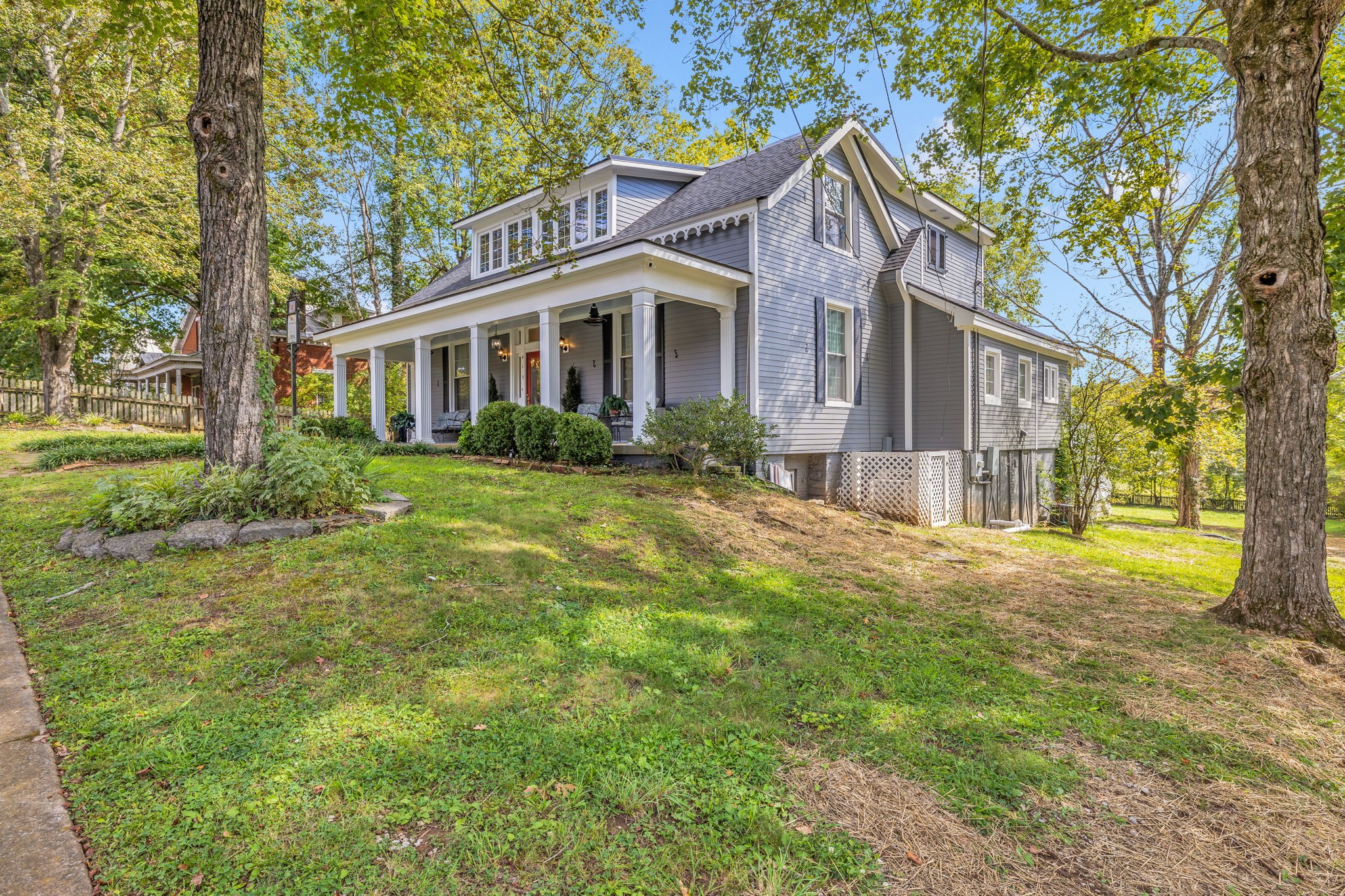 415 West 9th Street Columbia, TN 38401 - Photo 7 of 70 a front view of a house with a yard