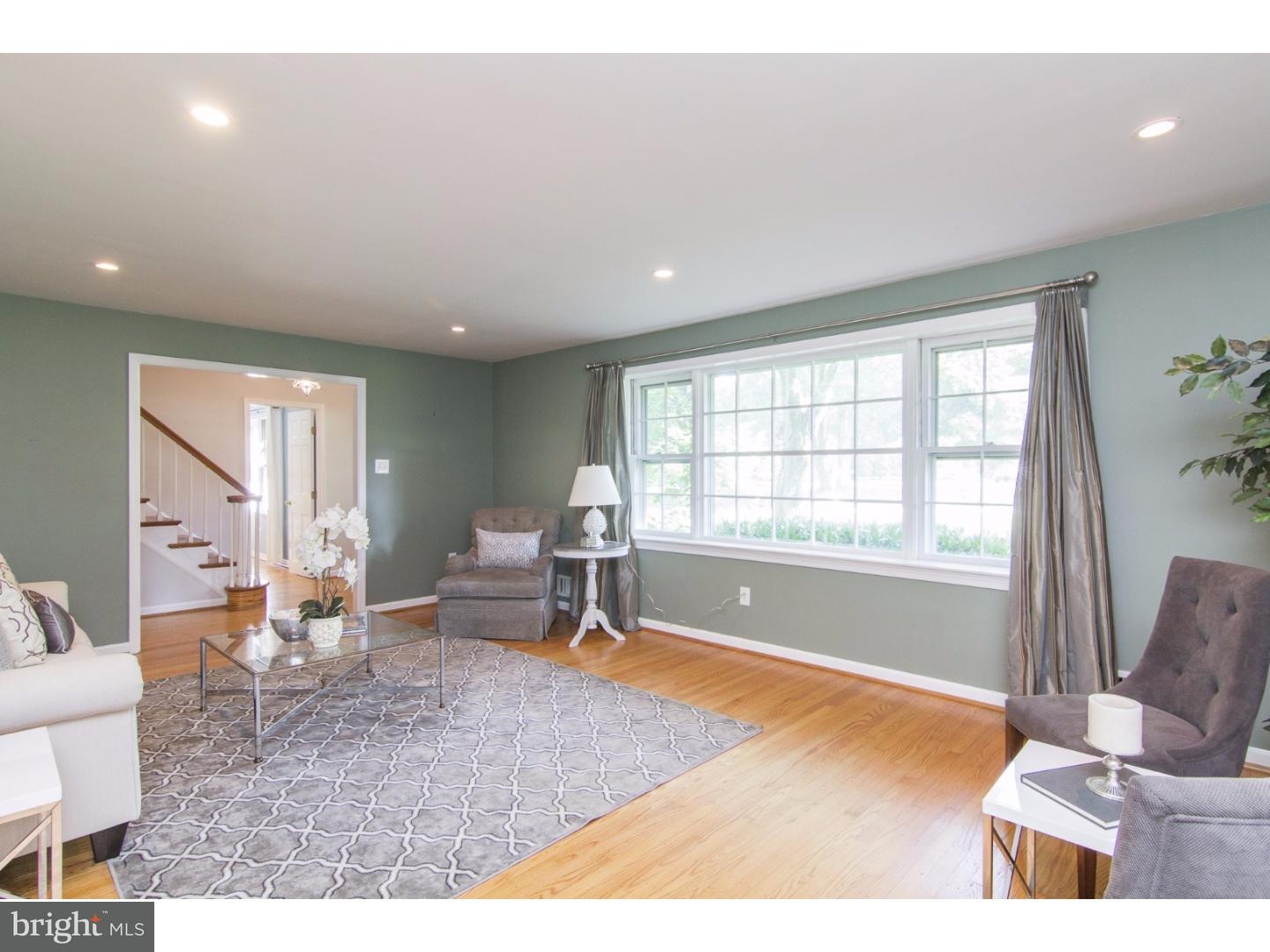 922 Pinecroft Road Berwyn, PA 19312 - Photo 8 of 25 Living Room