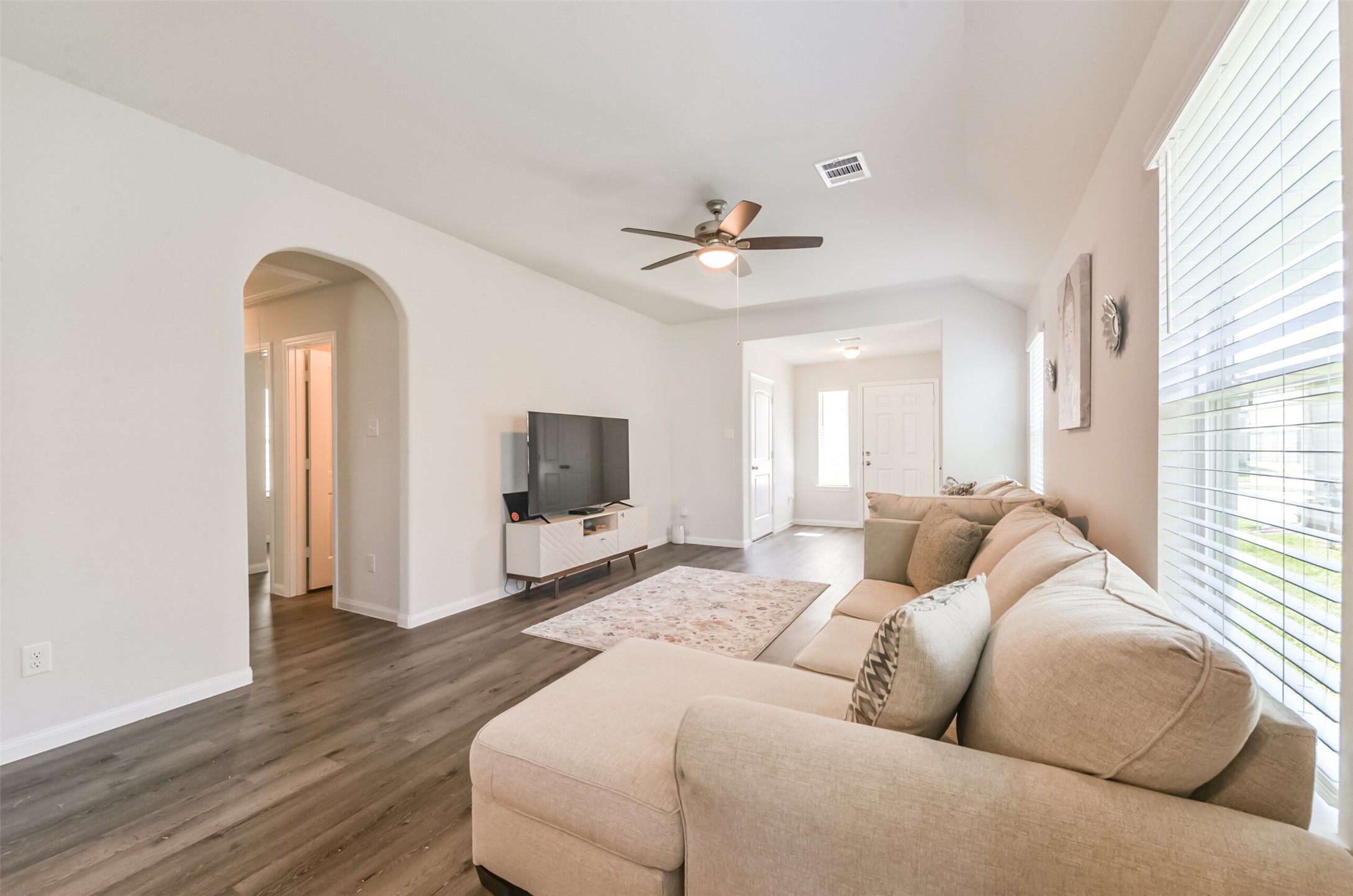 5522 Briana Dee Drive Rosharon, TX 77583 - Photo 11 of 37 a living room with furniture a ceiling fan and a window
