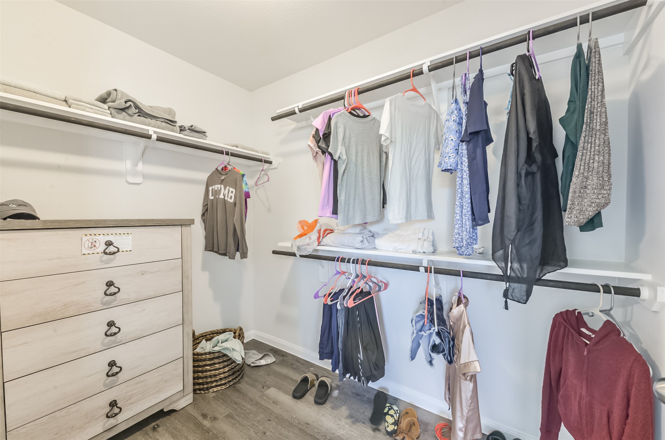 5522 Briana Dee Drive Rosharon, TX 77583 - Photo 28 of 37 a view of walk in closet with clothes
