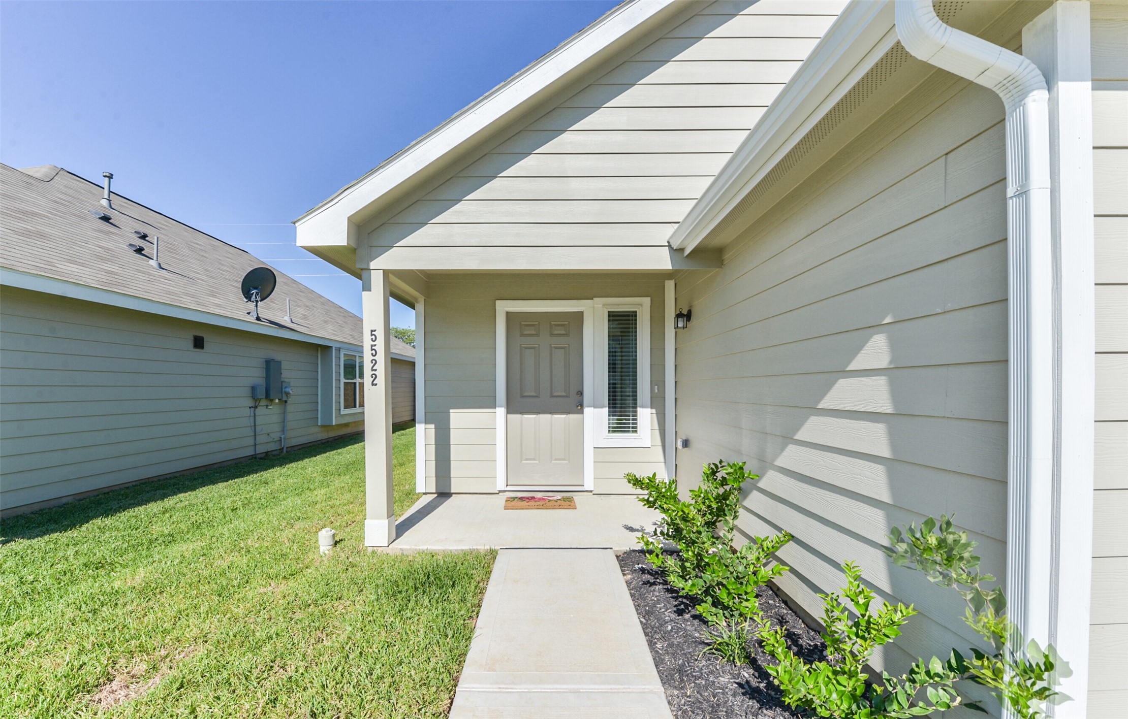 5522 Briana Dee Drive Rosharon, TX 77583 - Photo 5 of 37 a front view of a house with a garden
