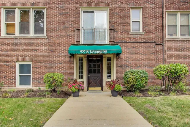 $2,000 | 600 North La Grange Road, Unit A2, La Grange Park, IL 60526