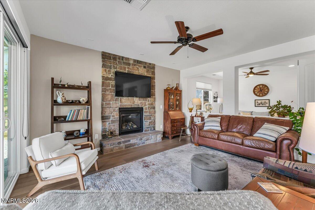 165 Niatross Court Reno, NV 89521 - Photo 6 of 42 165 Niatross Ct Living Room