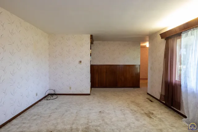 $325,000 | 2209 Highway 54, Piqua, KS 66761