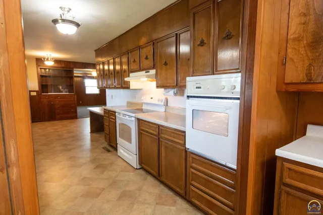 $325,000 | 2209 Highway 54, Piqua, KS 66761