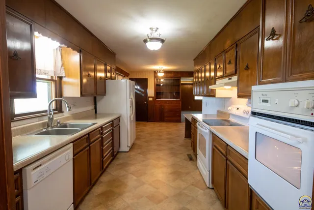 $325,000 | 2209 Highway 54, Piqua, KS 66761