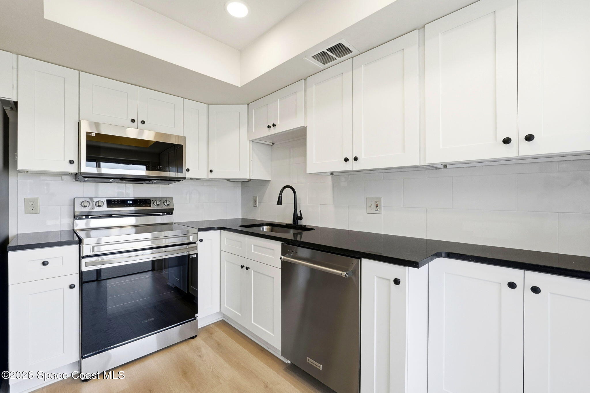 2519 Mill Run Boulevard Kissimmee, FL 34744 - Photo 14 of 36 New stainless appliances