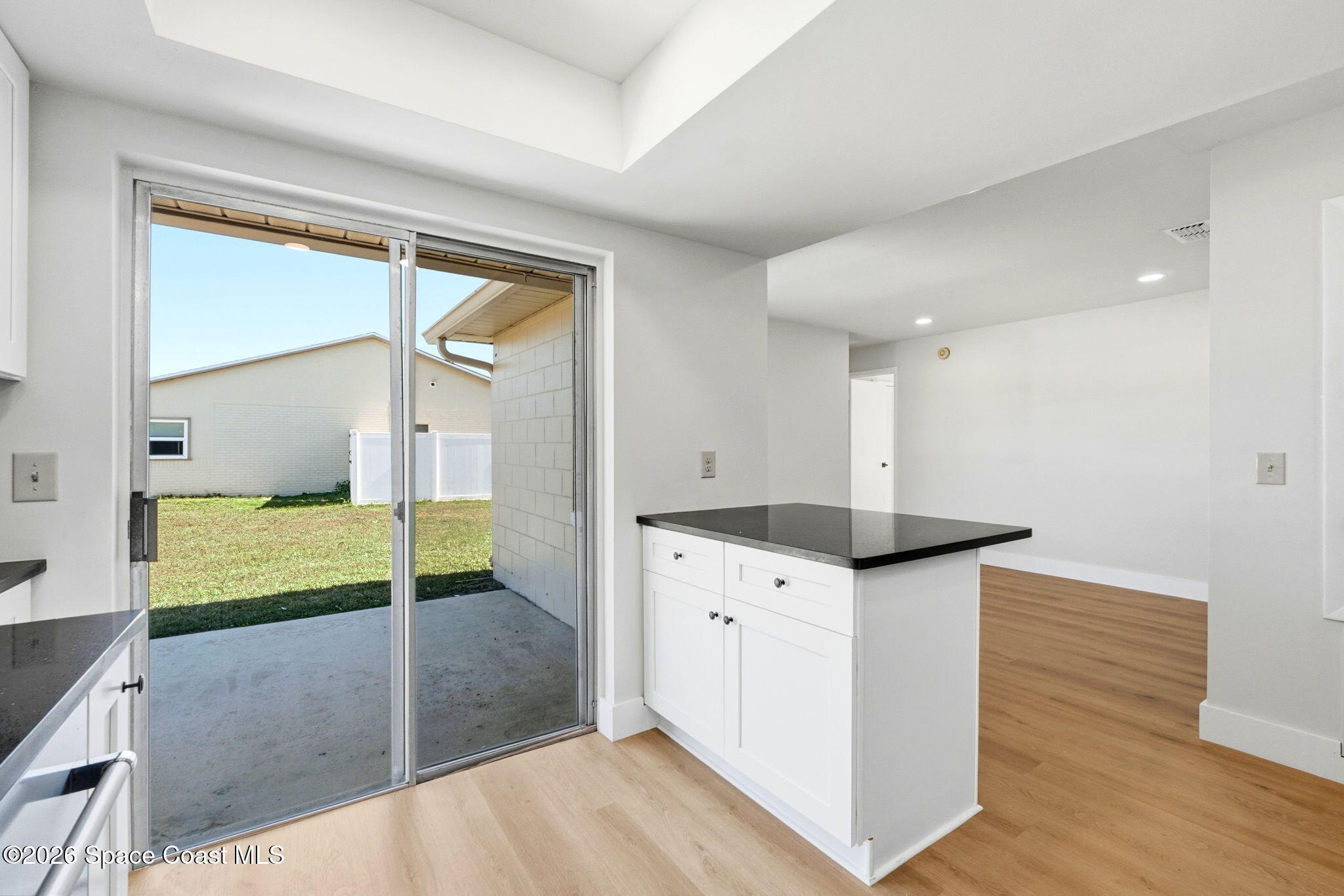 2519 Mill Run Boulevard Kissimmee, FL 34744 - Photo 16 of 36 Breakfast Bar Open to patio