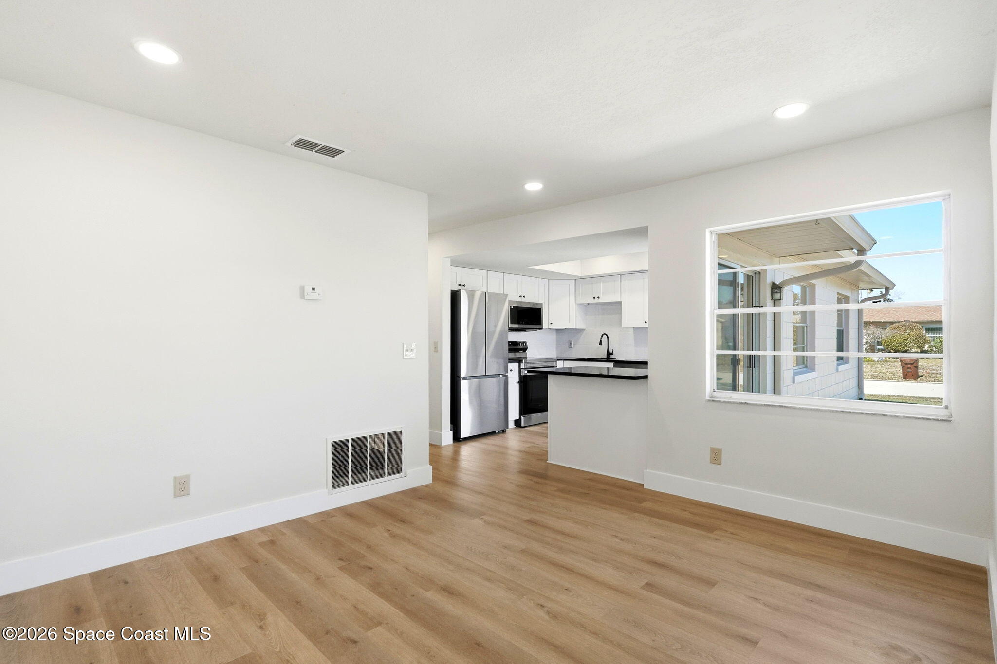 2519 Mill Run Boulevard Kissimmee, FL 34744 - Photo 17 of 36 Open to Kitchen