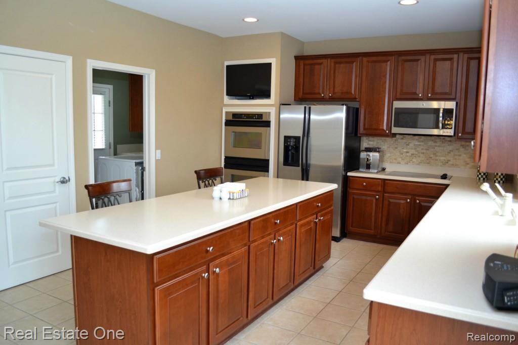 5719 Stonehaven Boulevard Rochester, MI 48306 - Photo 18 of 38 065.jpg