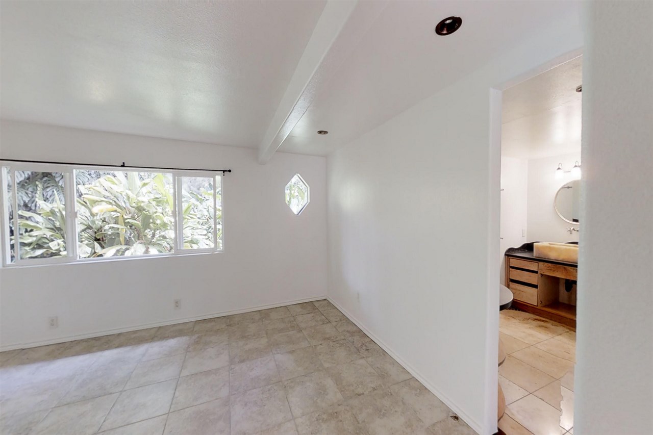 911 Kauhikoa Road Haiku, HI 96708 - Photo 15 of 30 an empty room with windows