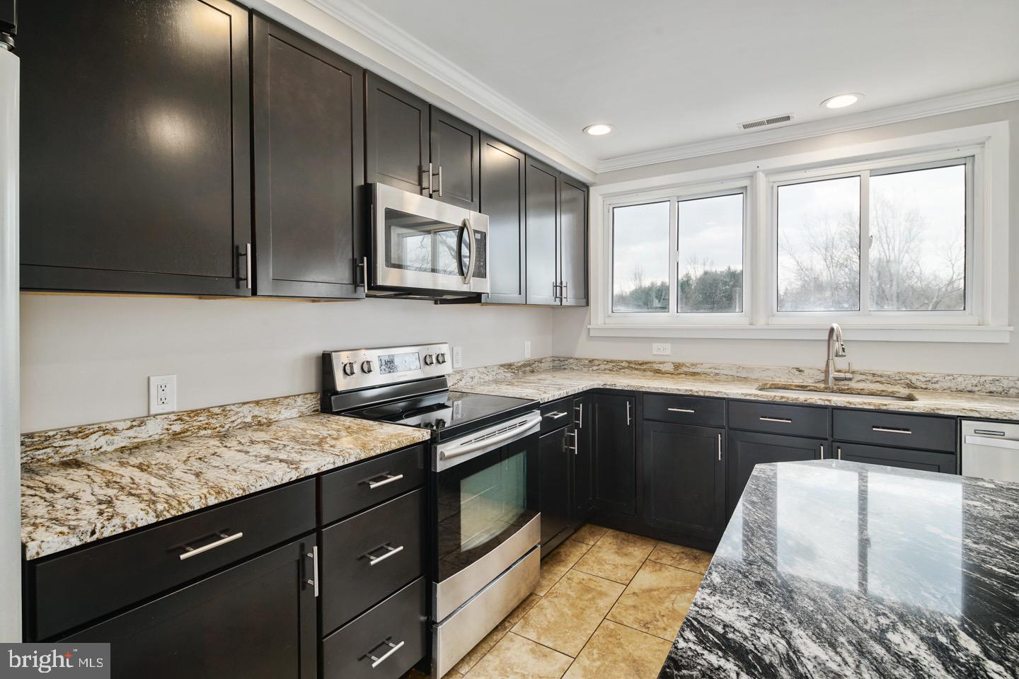 97 Pine Lane Newtown, PA 18940 - Photo 5 of 35