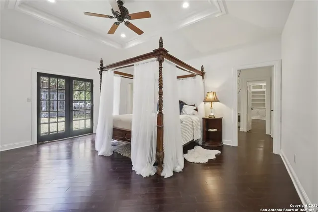 a view of a livingroom with furniture and a ceiling fan