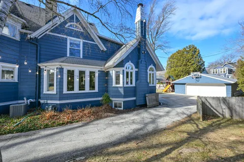 $1,395,000 | 806 East Beaumont Avenue, Whitefish Bay, WI 53217