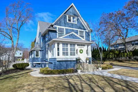 $1,395,000 | 806 East Beaumont Avenue, Whitefish Bay, WI 53217