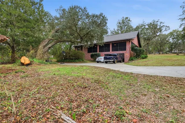 a view of a house with backyard
