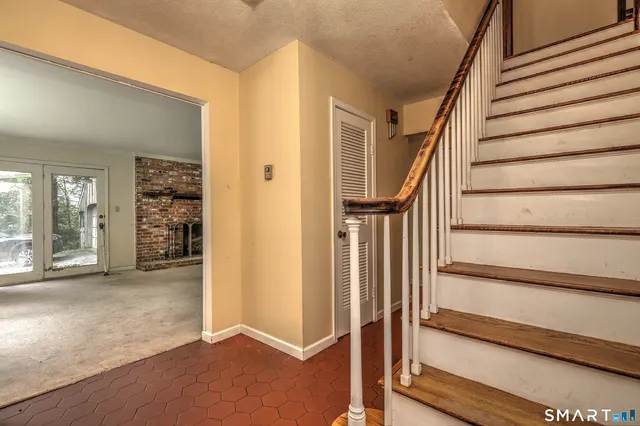 a view of entryway with livingroom