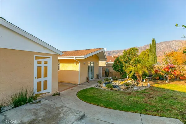 a view of a house with a backyard