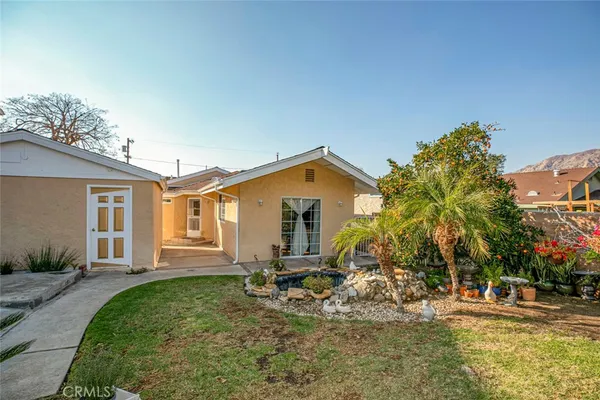 a view of a house with a yard